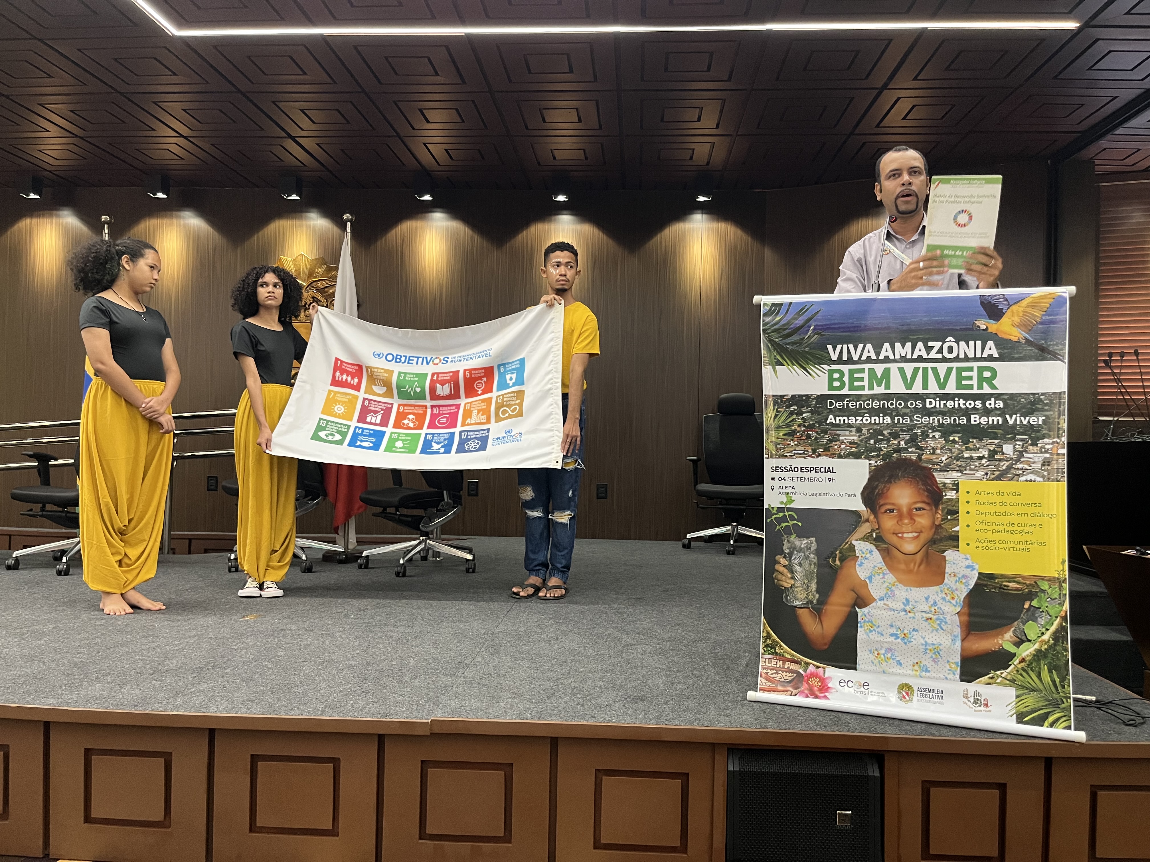 10 Mauro Pereira da ONU explica os 17 ODS com apoio de Maria da Oliveira, Kemilly da Souza e Markus de Sousa do projeto Conexão Afro